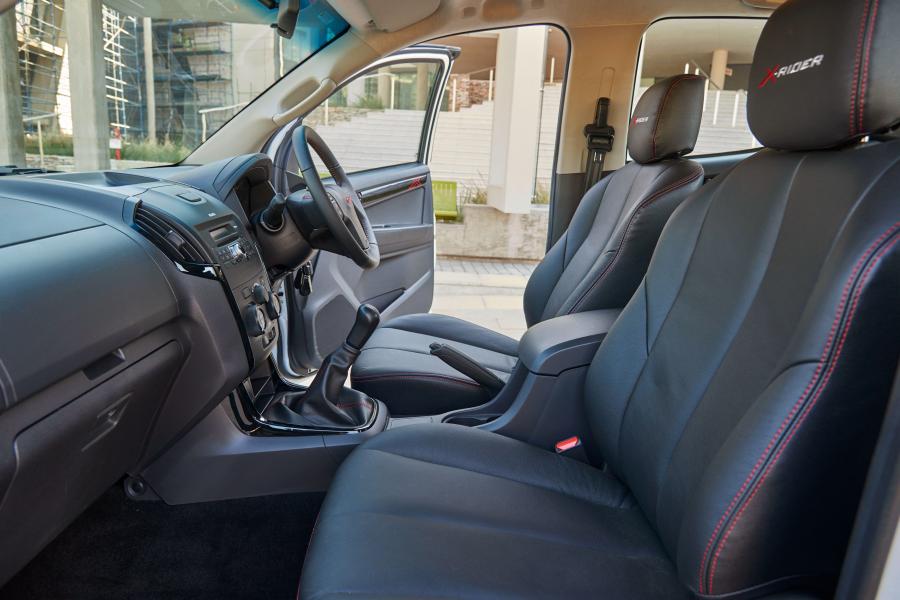 Интерьер Isuzu KB Double Cab X-Rider 2016 года  (фото 6 из 30)